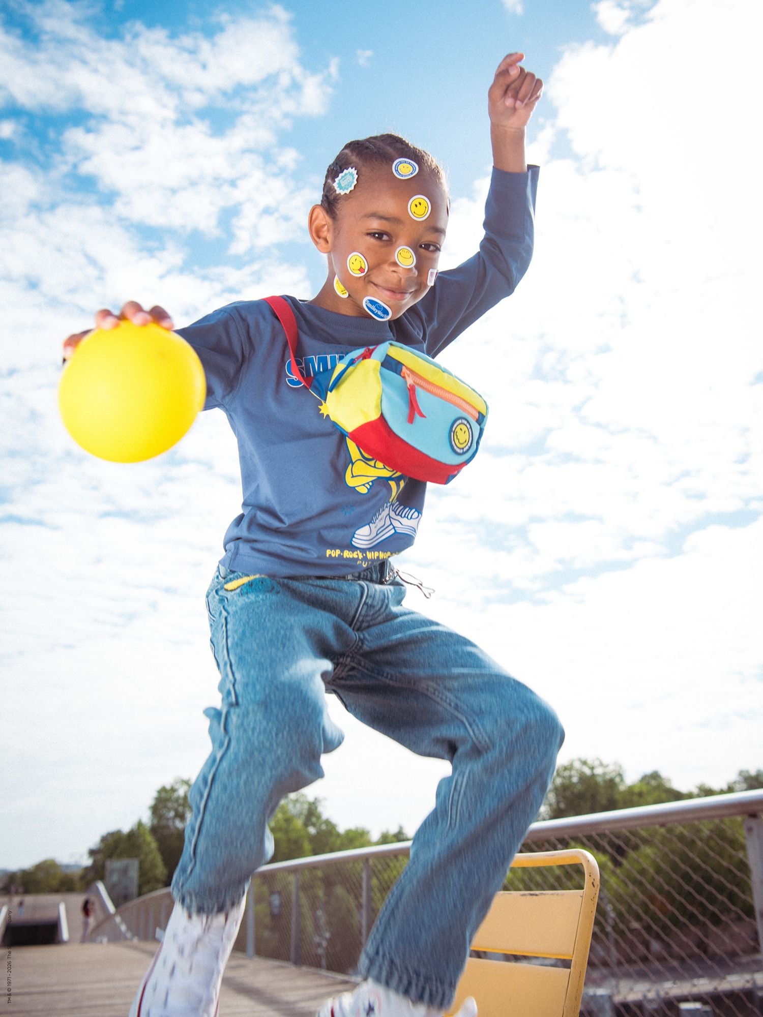 Jeans azules estampados con llavero SMILEYWORLD para niños