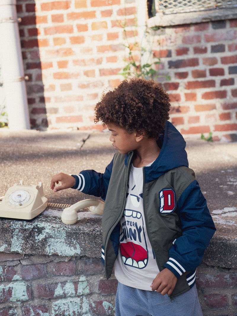 Chaqueta colorblock con capucha para niño