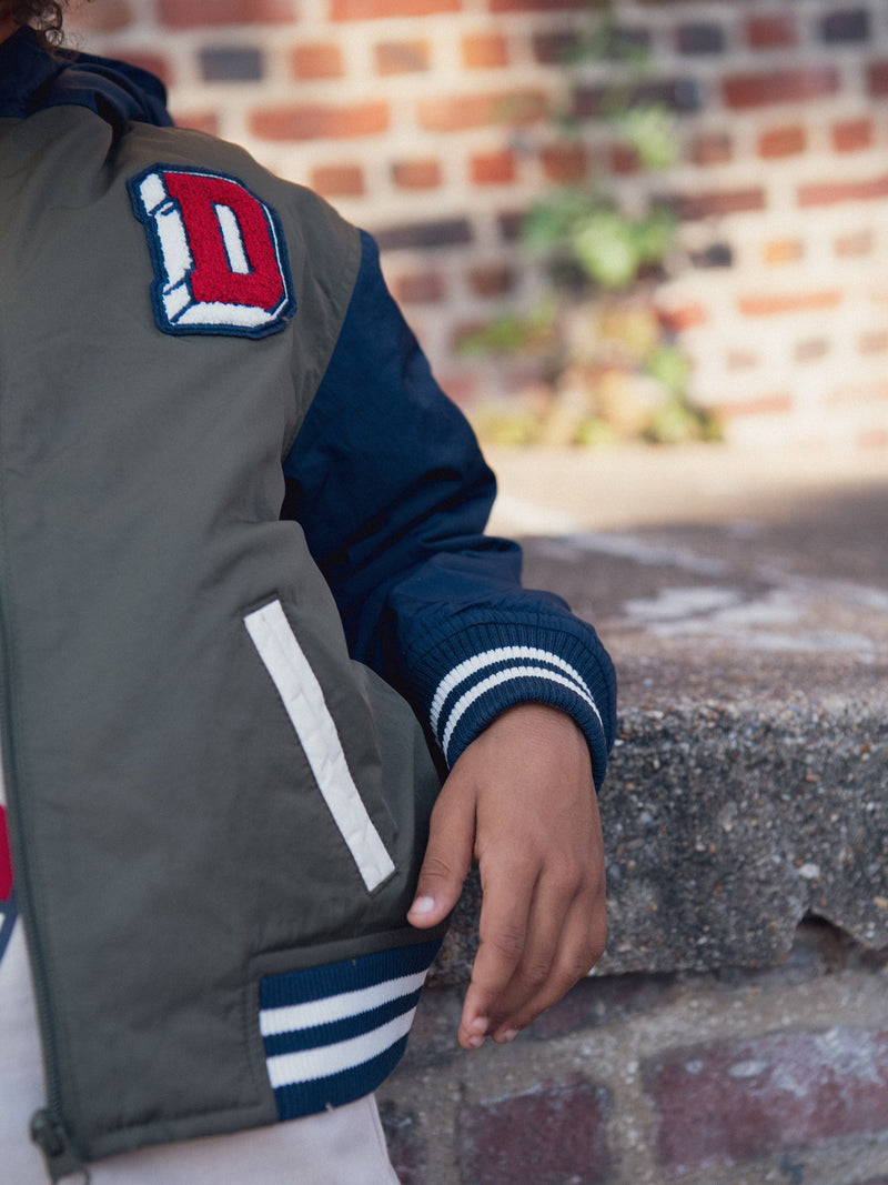 Chaqueta colorblock con capucha para niño