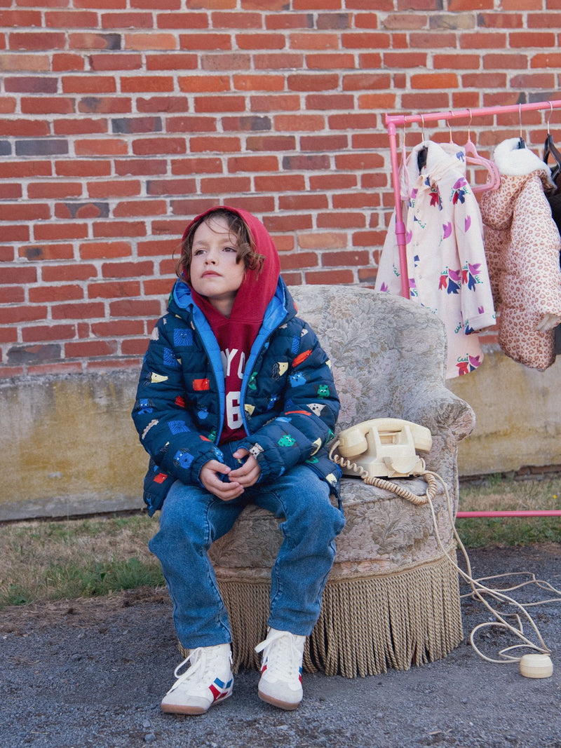 Chaqueta reversible impresa con cabezas de perro para niño