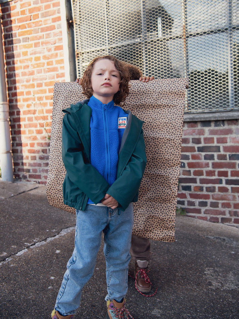 Impermeable verde con capucha para niño