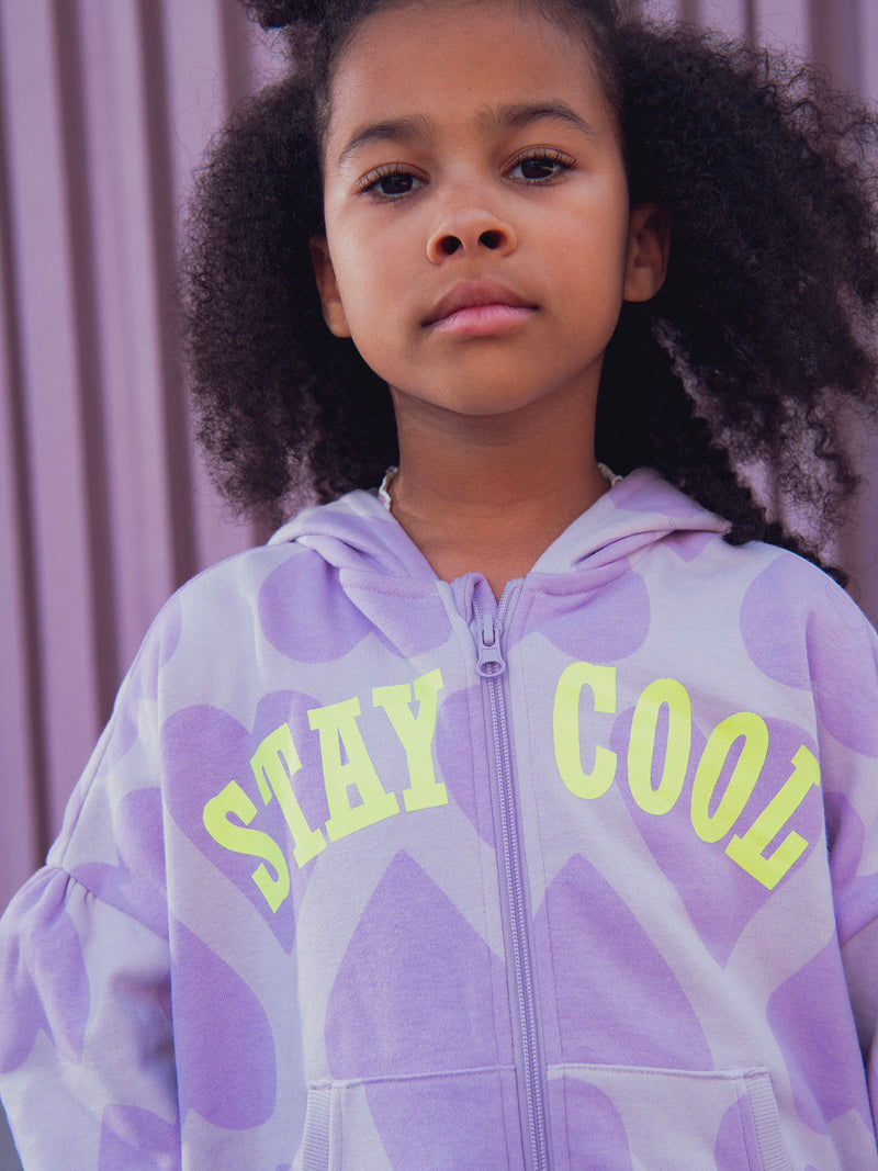 Parte superior de jogging morado con estampado de corazón para niña