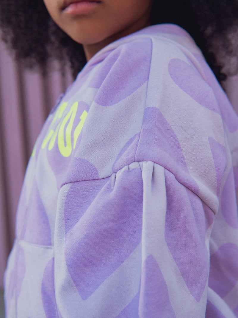 Parte superior de jogging morado con estampado de corazón para niña
