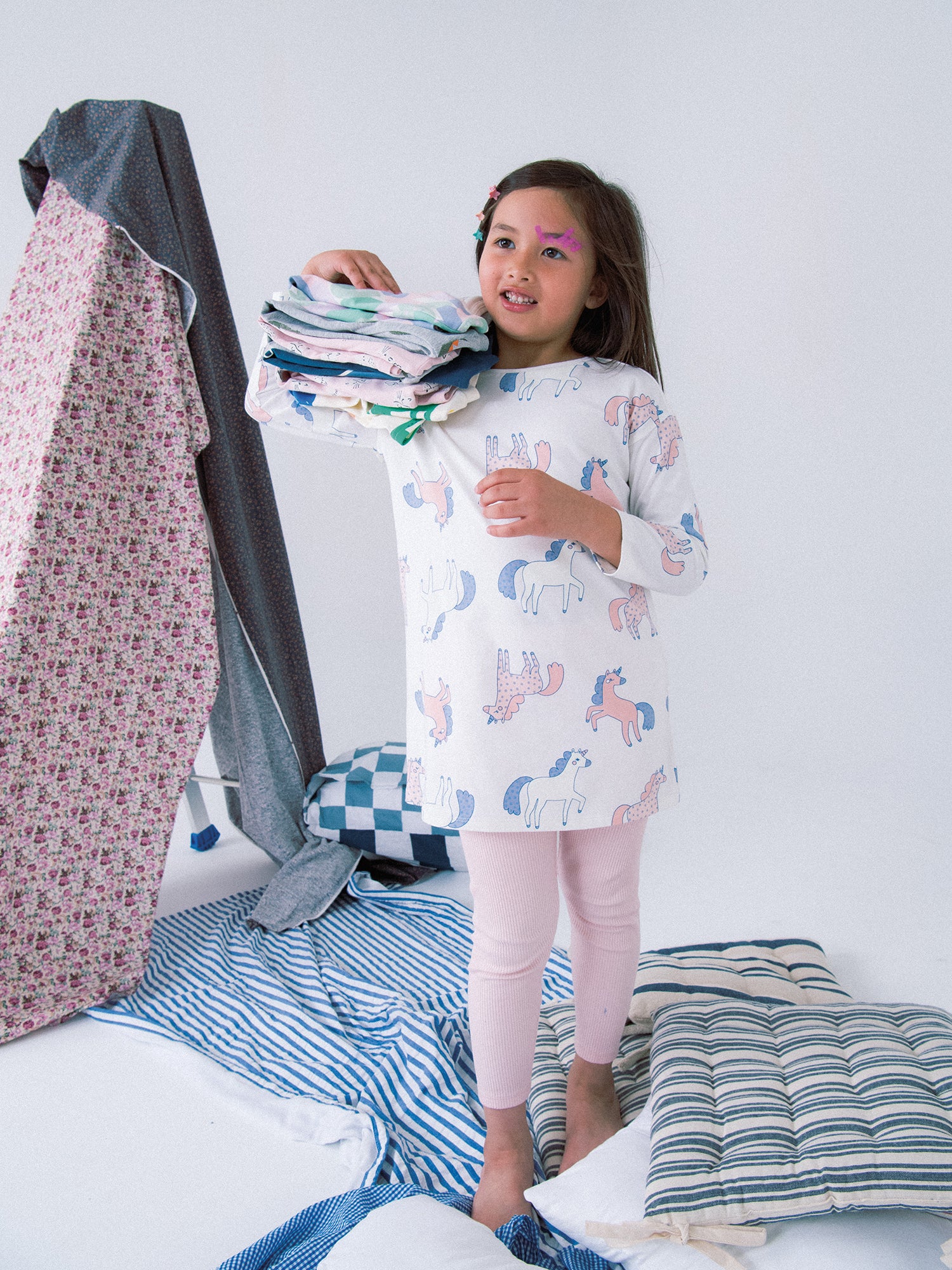 Pijama tunica con estampado deunicornios fosforescentes y leggings para niña