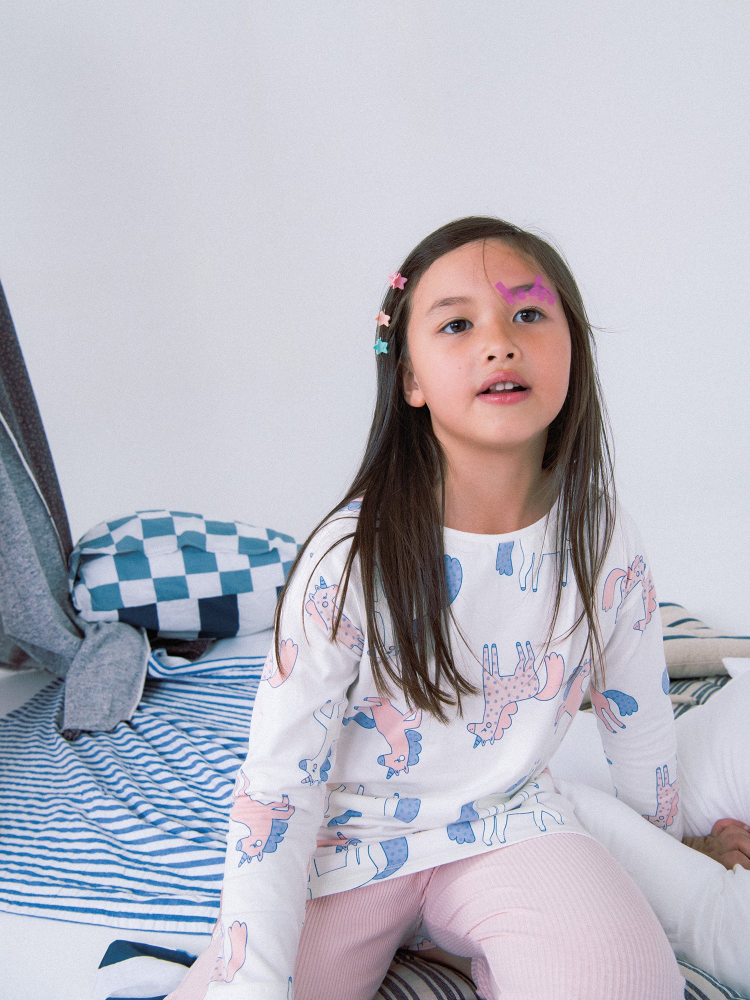 Pijama tunica con estampado deunicornios fosforescentes y leggings para niña