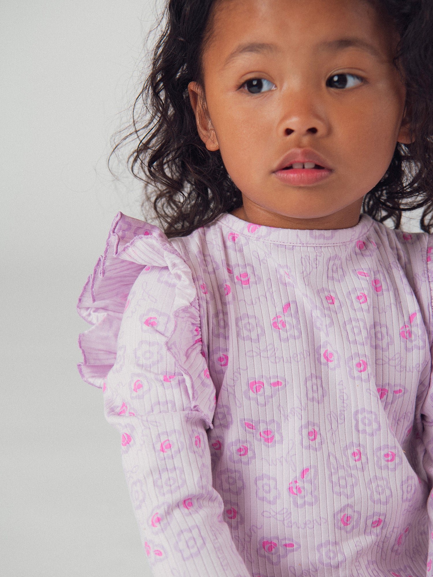 Maca Morado con Volantes y Estampado Floral para Niña