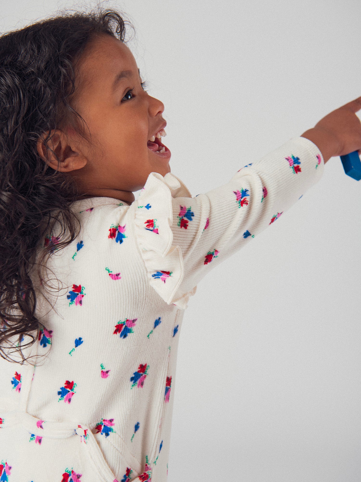 Grenouillère écrue à volants avec motifs petits oiseaux et fleurs pour bébé fille