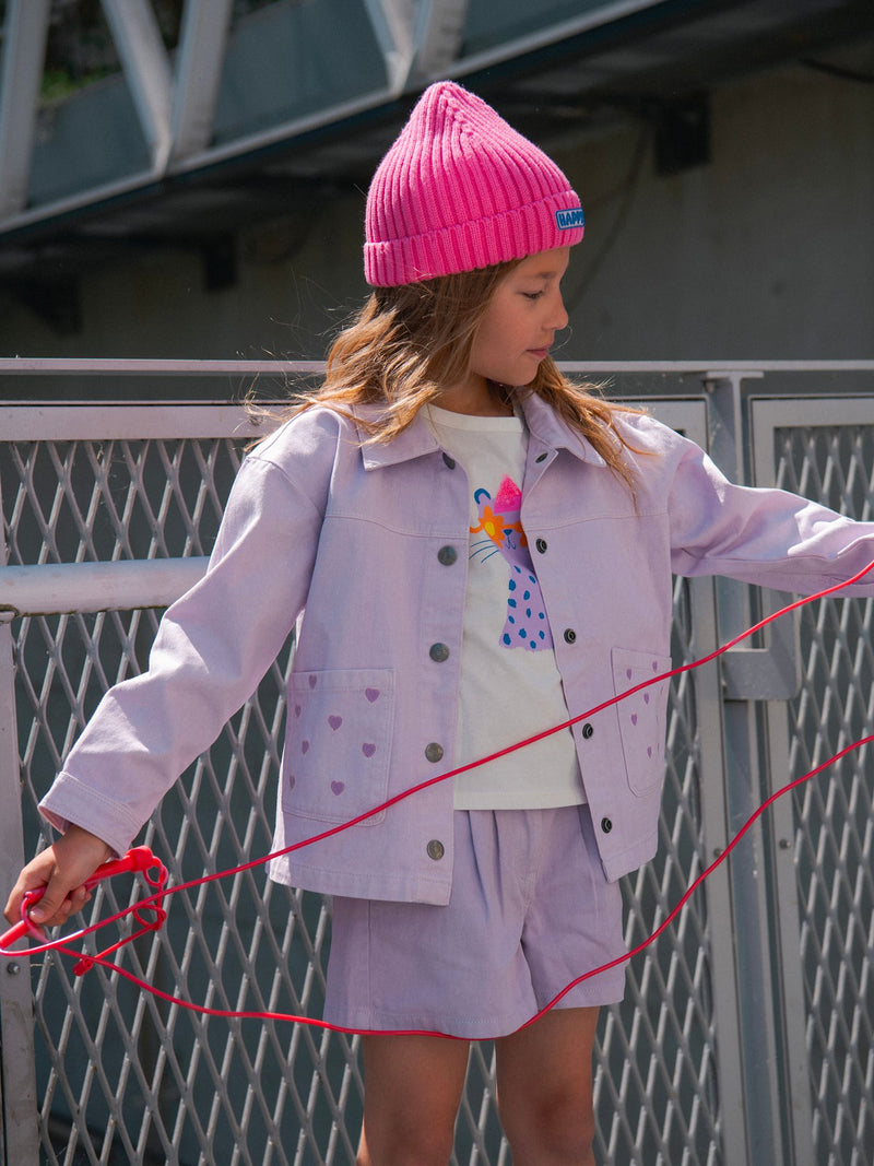 Chaqueta púrpura con bolsillos y bordados de corazón para niñas