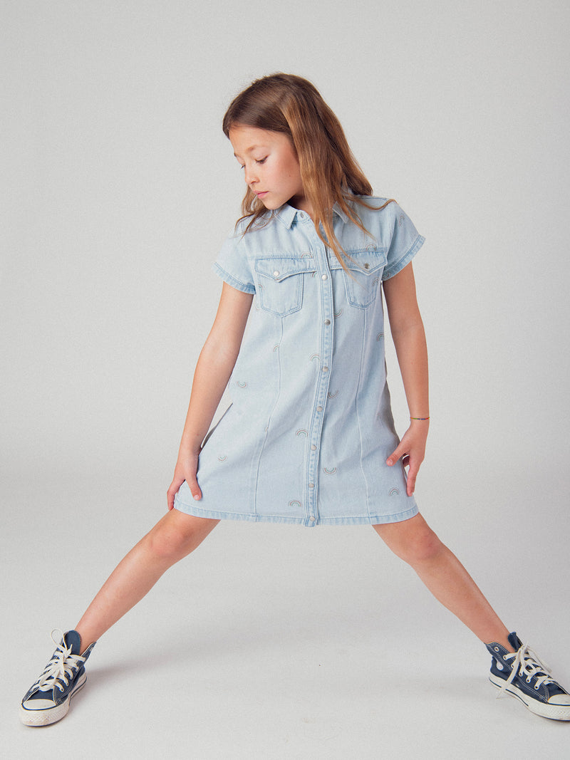 Vestido de denim azul claro con estampado de arco iris para niñas