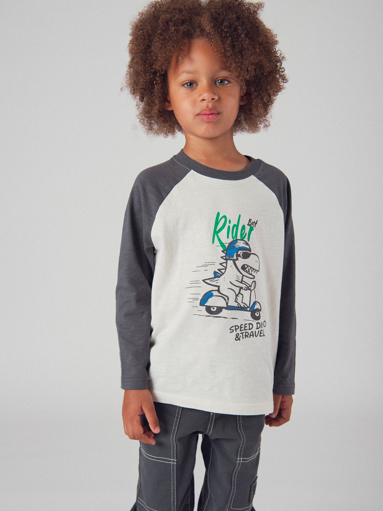 T-shirt écru à manches contrastées et animation dinosaure pour garçon