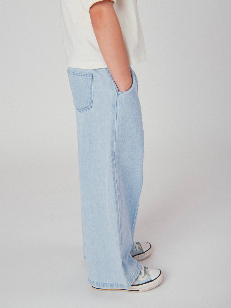 Pantalones de denim azul claro con bolsillos para niña