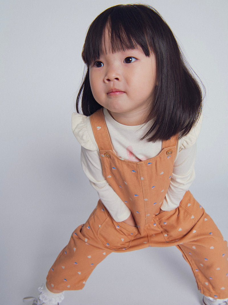 Camiseta de manga larga ecru con volantes "Conejo en patinete" para niña