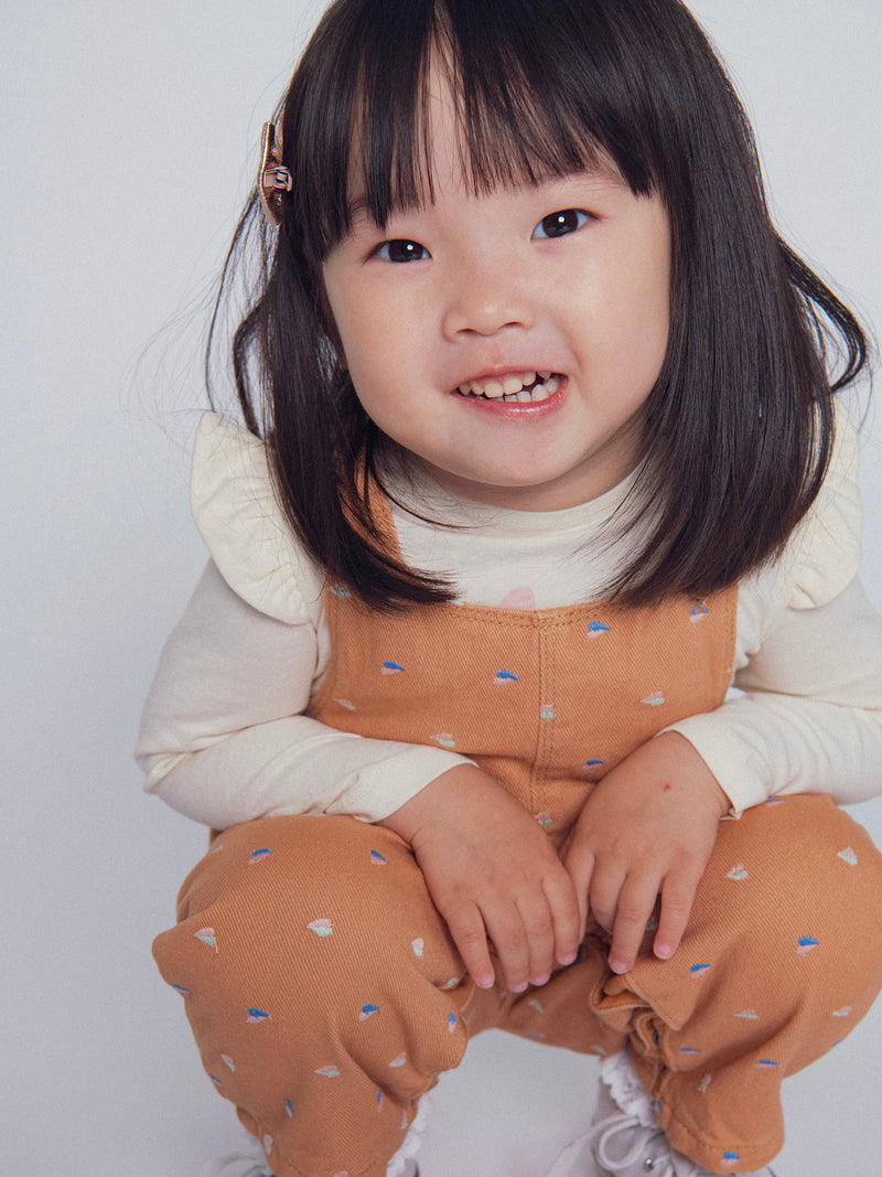 Monos de twill "caramelo" con bordados de corazones para bebés