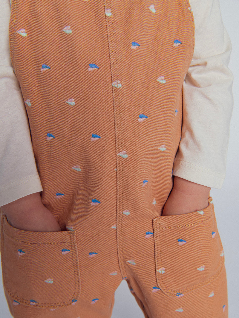 Monos de twill "caramelo" con bordados de corazones para bebés