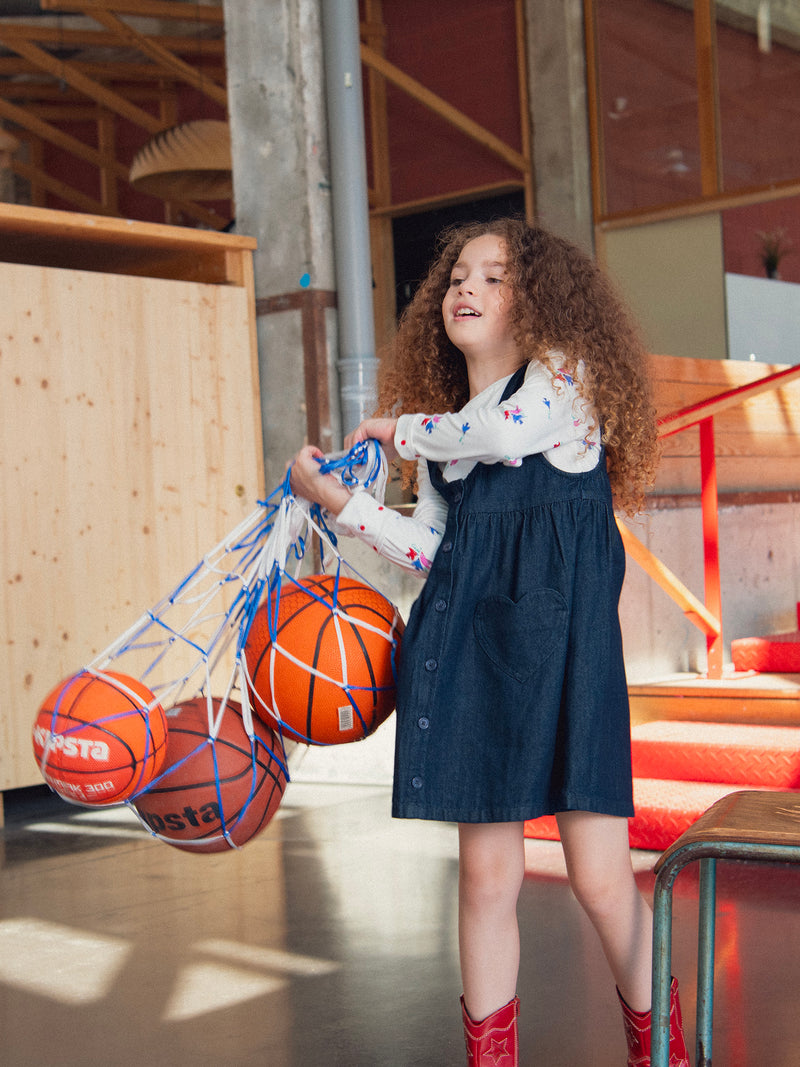 Vestido de denim azul con bolsillos en forma de corazón para niñas