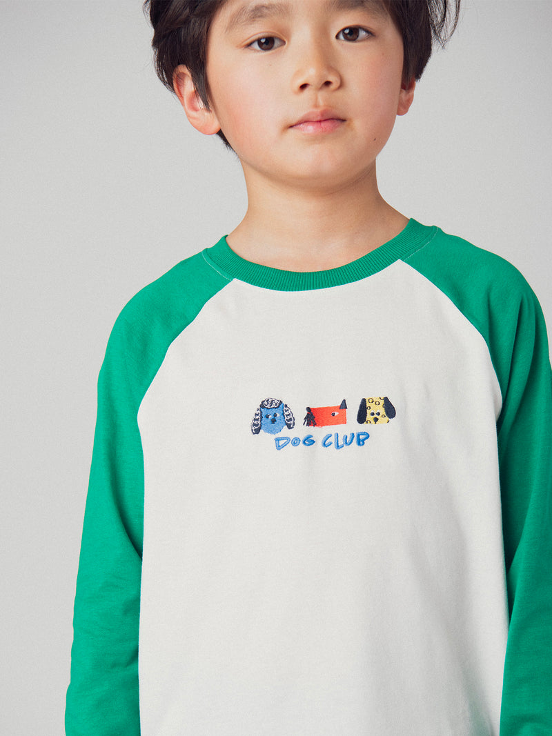 Camiseta larga crema con mangas verdes bordadas con cabezas de perros para niño