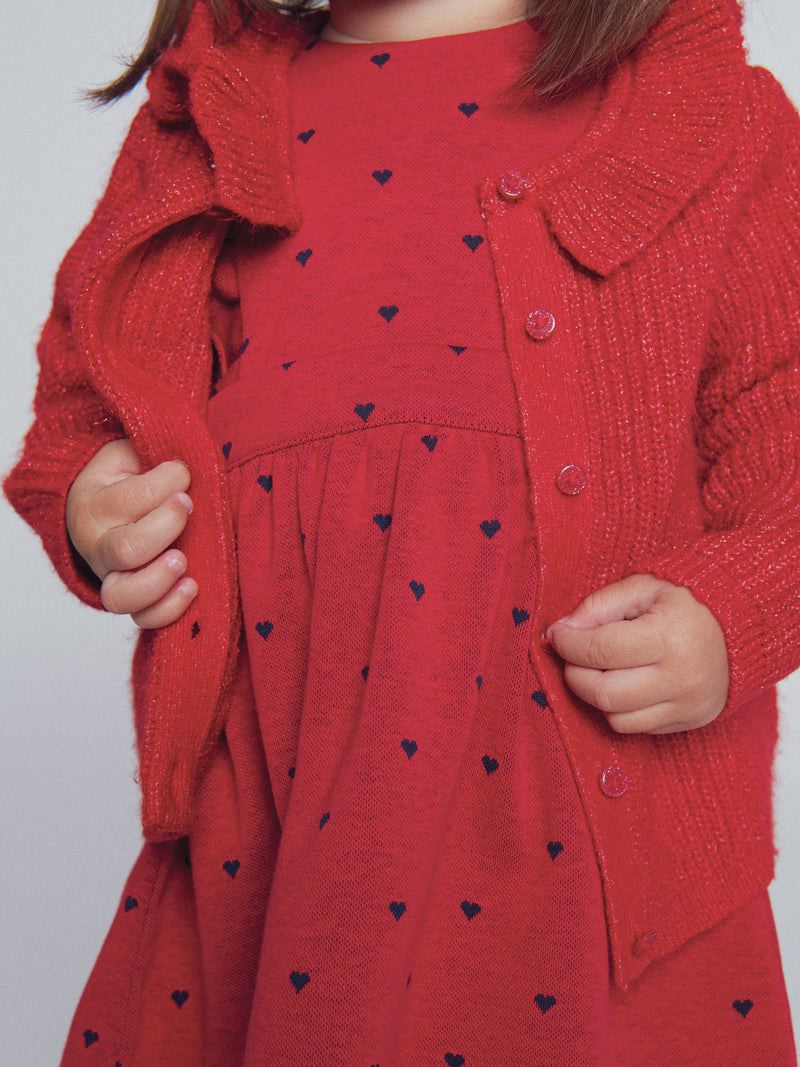 Vestido rojo de punto con estampado de corazones para niña