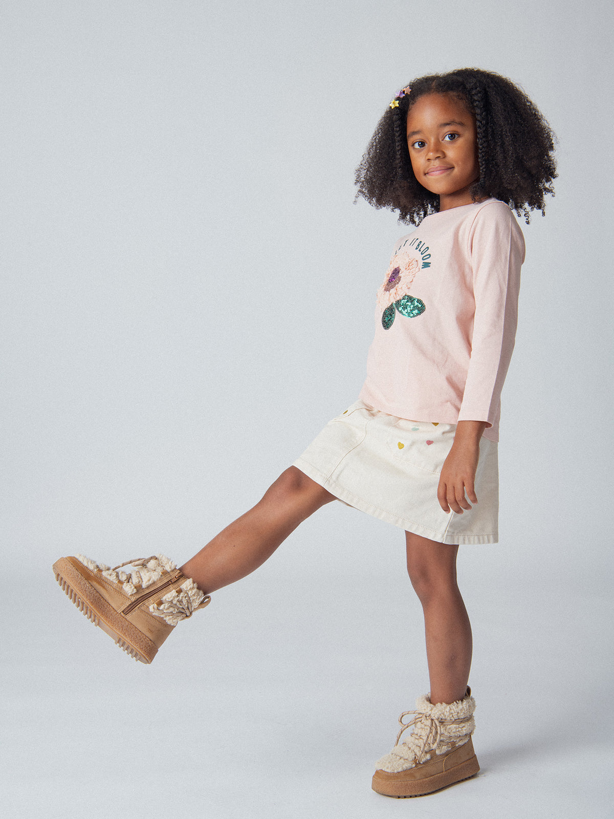 Falda beige con bordados de corazones para niña