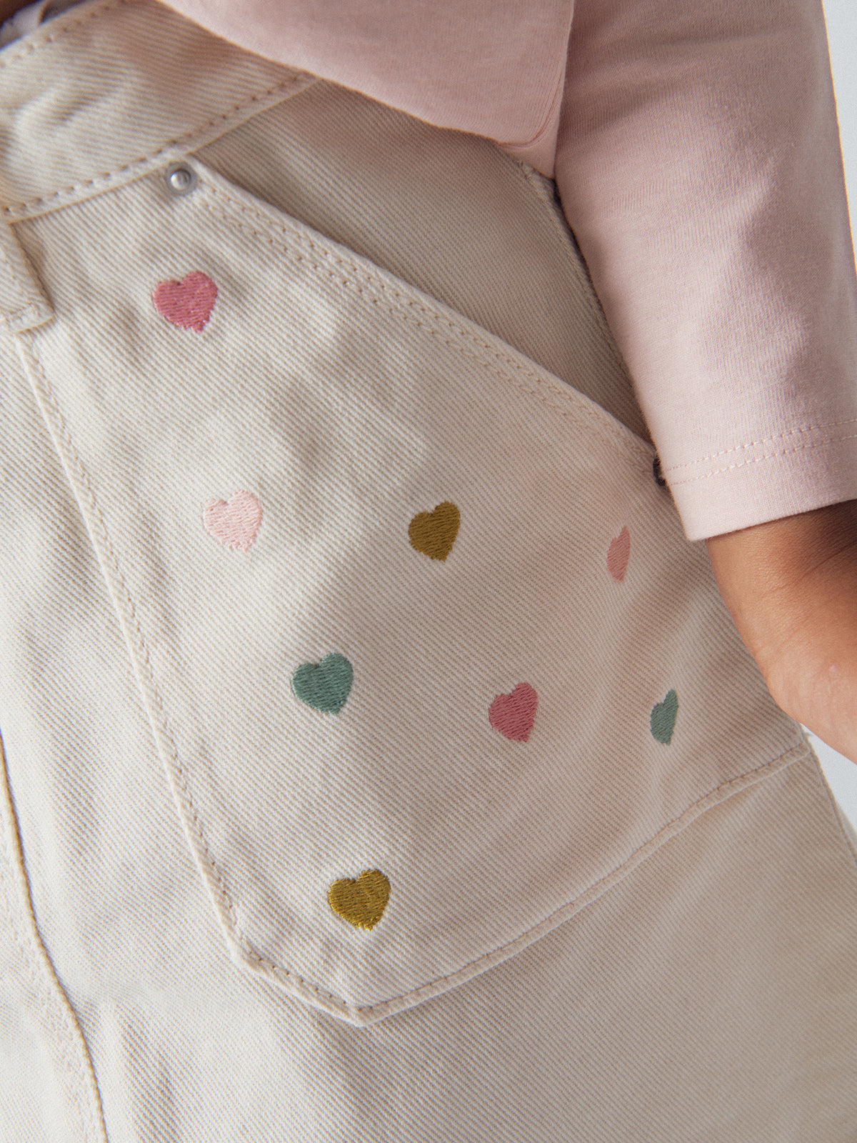 Falda beige con bordados de corazones para niña