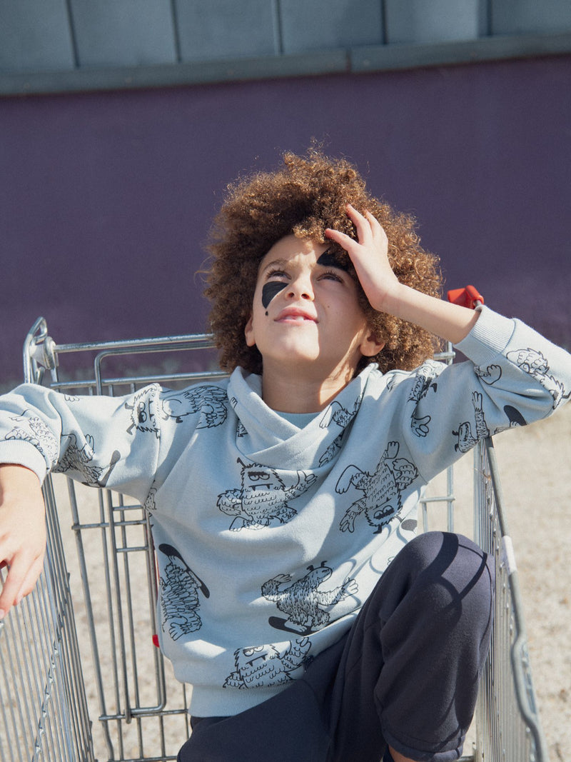 Sudadera verde con cuello alto y estampado de yeti para niños