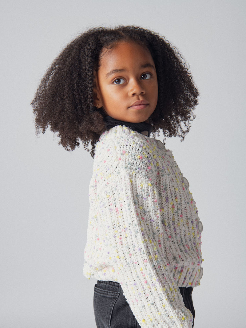 Cardigan blanco roto de punto con bolitas multicolores para niña