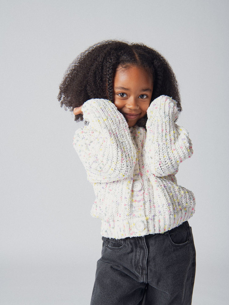 Cardigan blanco roto de punto con bolitas multicolores para niña