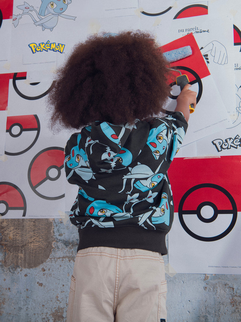 Sudadera gris con estampado de Pokémon Créhelf y Créfadet
