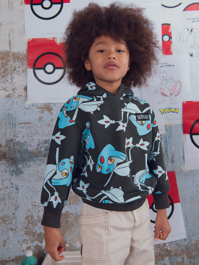 Sudadera gris con estampado de Pokémon Créhelf y Créfadet