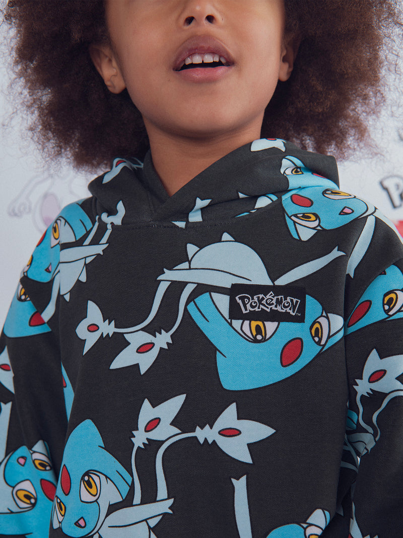 Sudadera gris con estampado de Pokémon Créhelf y Créfadet