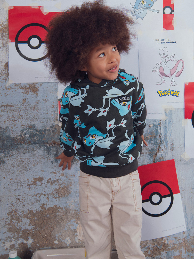Sudadera gris con estampado de Pokémon Créhelf y Créfadet