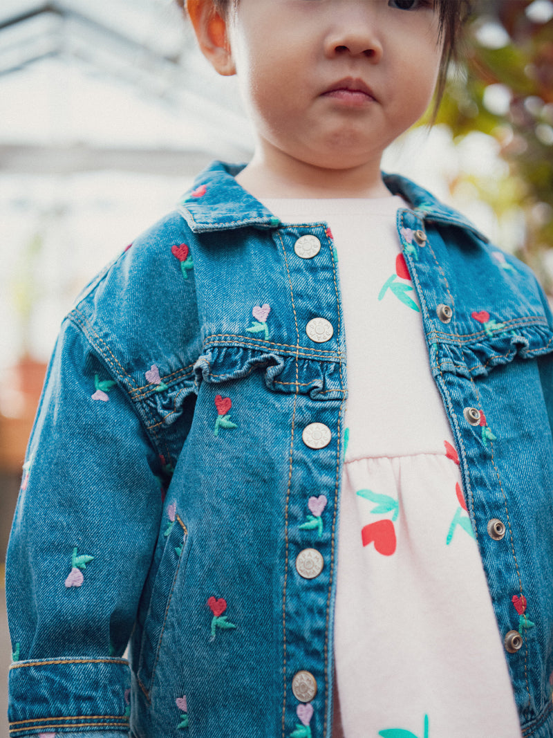 Chaqueta de jean con volante y bordado de flor corazón para niña
