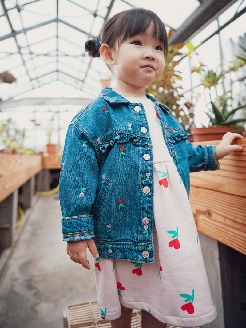 Chaqueta de jean con volante y bordado de flor corazón para niña