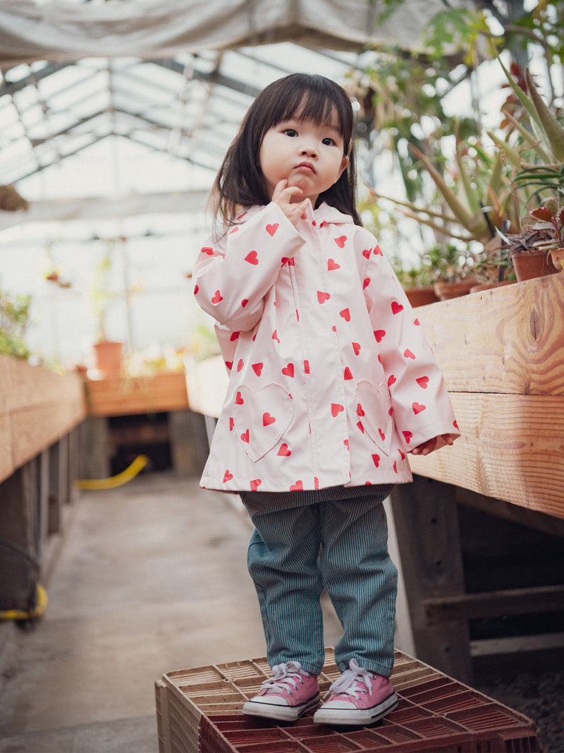Imperméable rosa con estampado de corazones para bebé niña