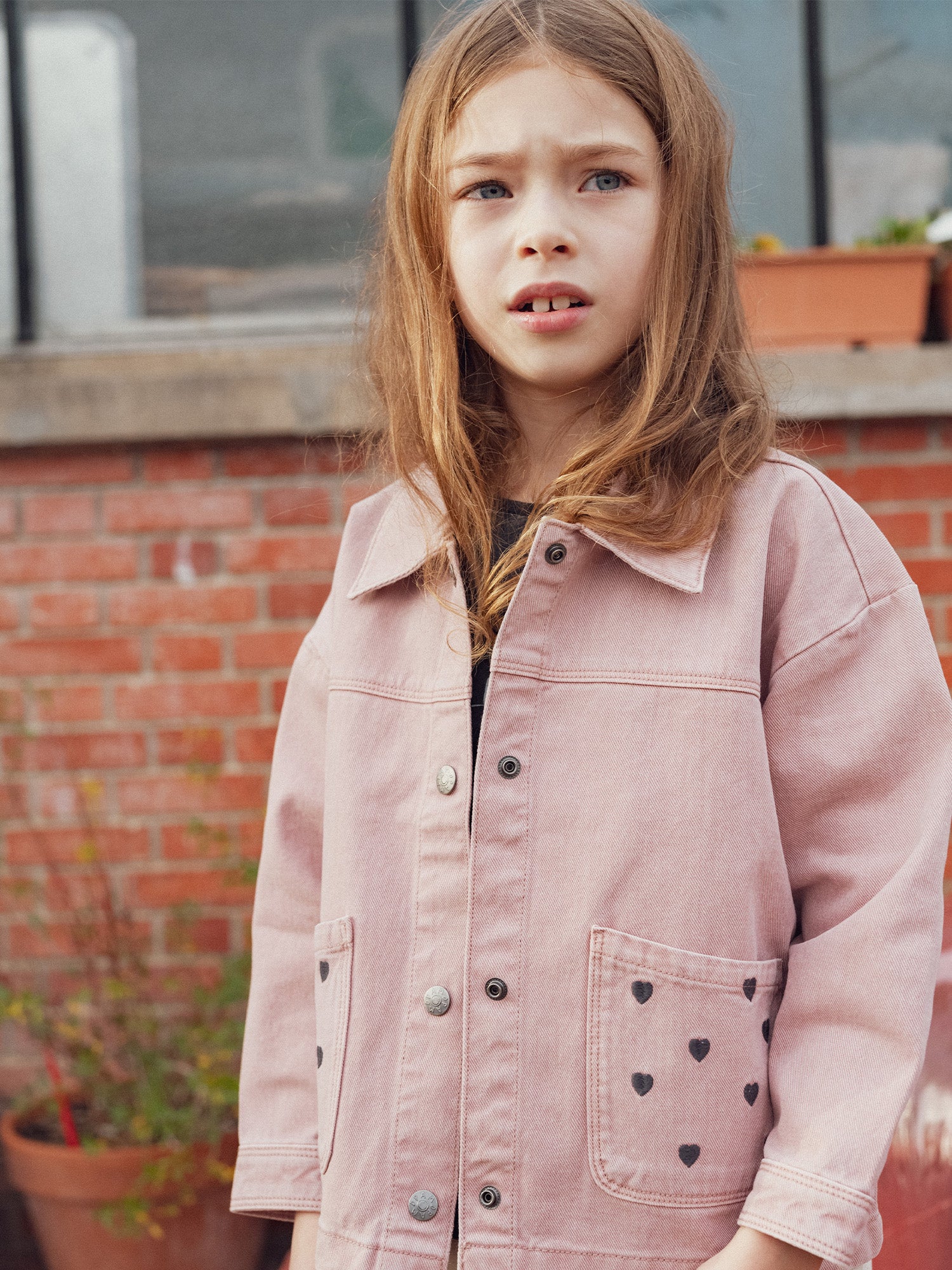 Veste rose à broderies cœur pour fille