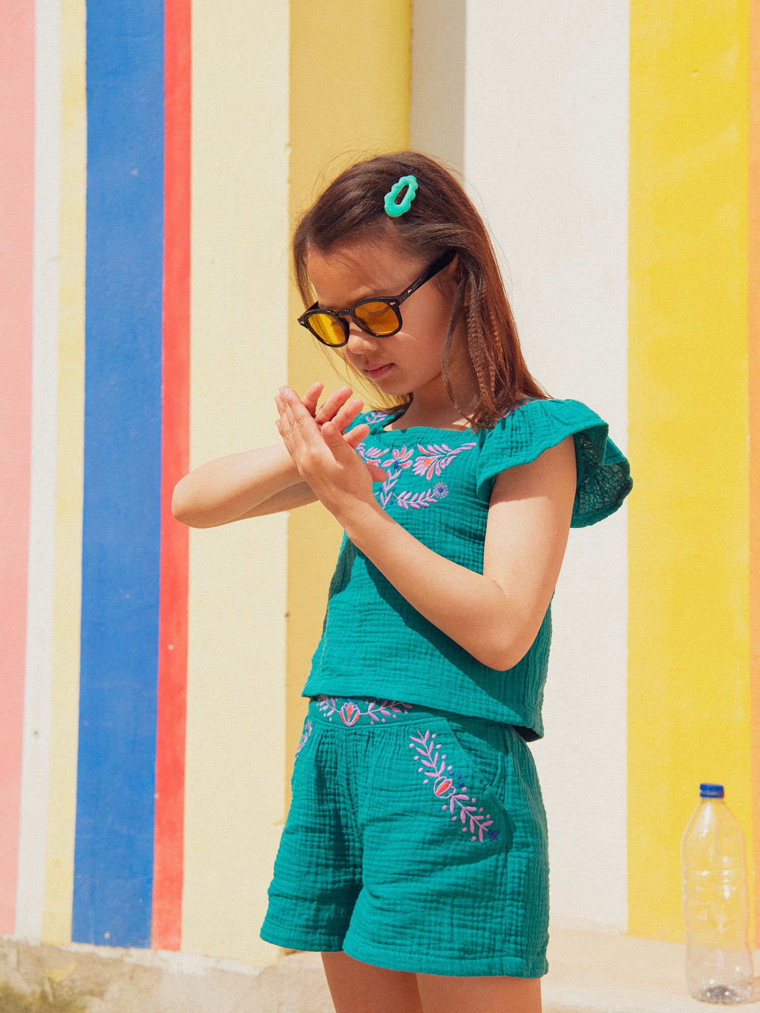 Short verde con bordados florales para niña