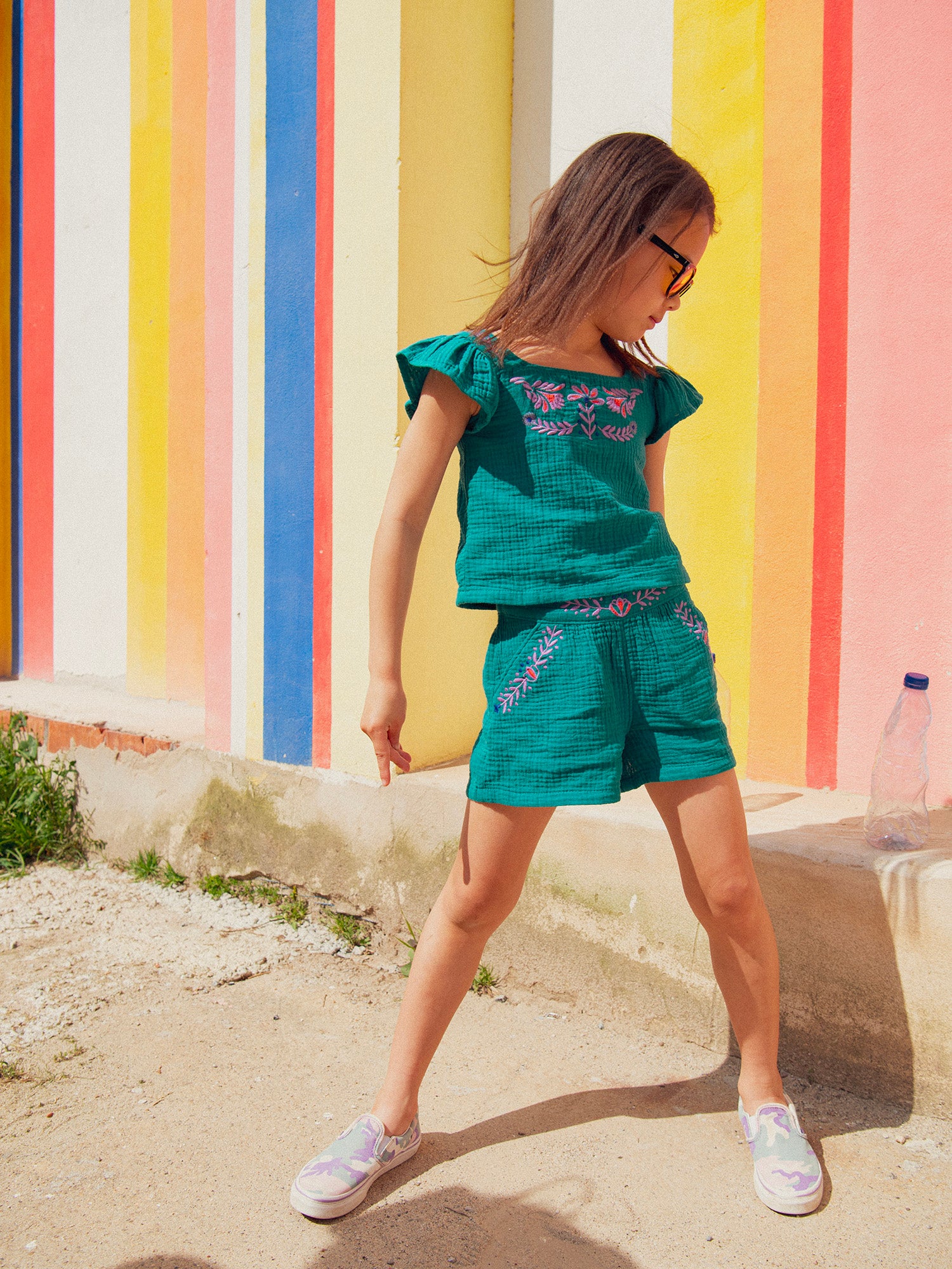 Short verde con bordados florales para niña