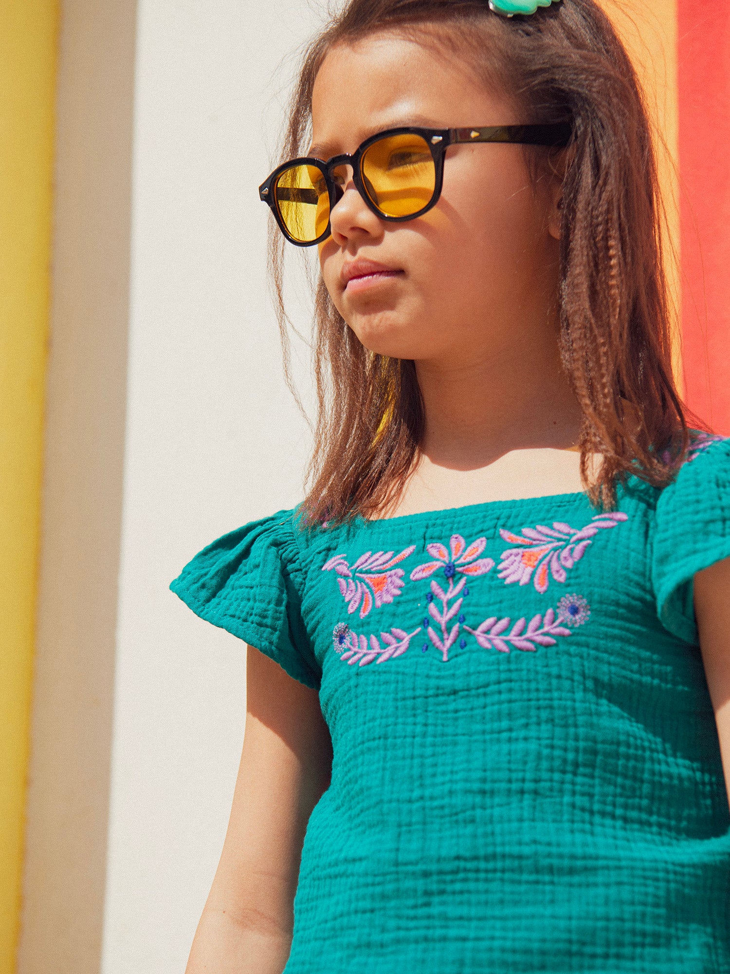 Blusa verde con bordados florales para niña