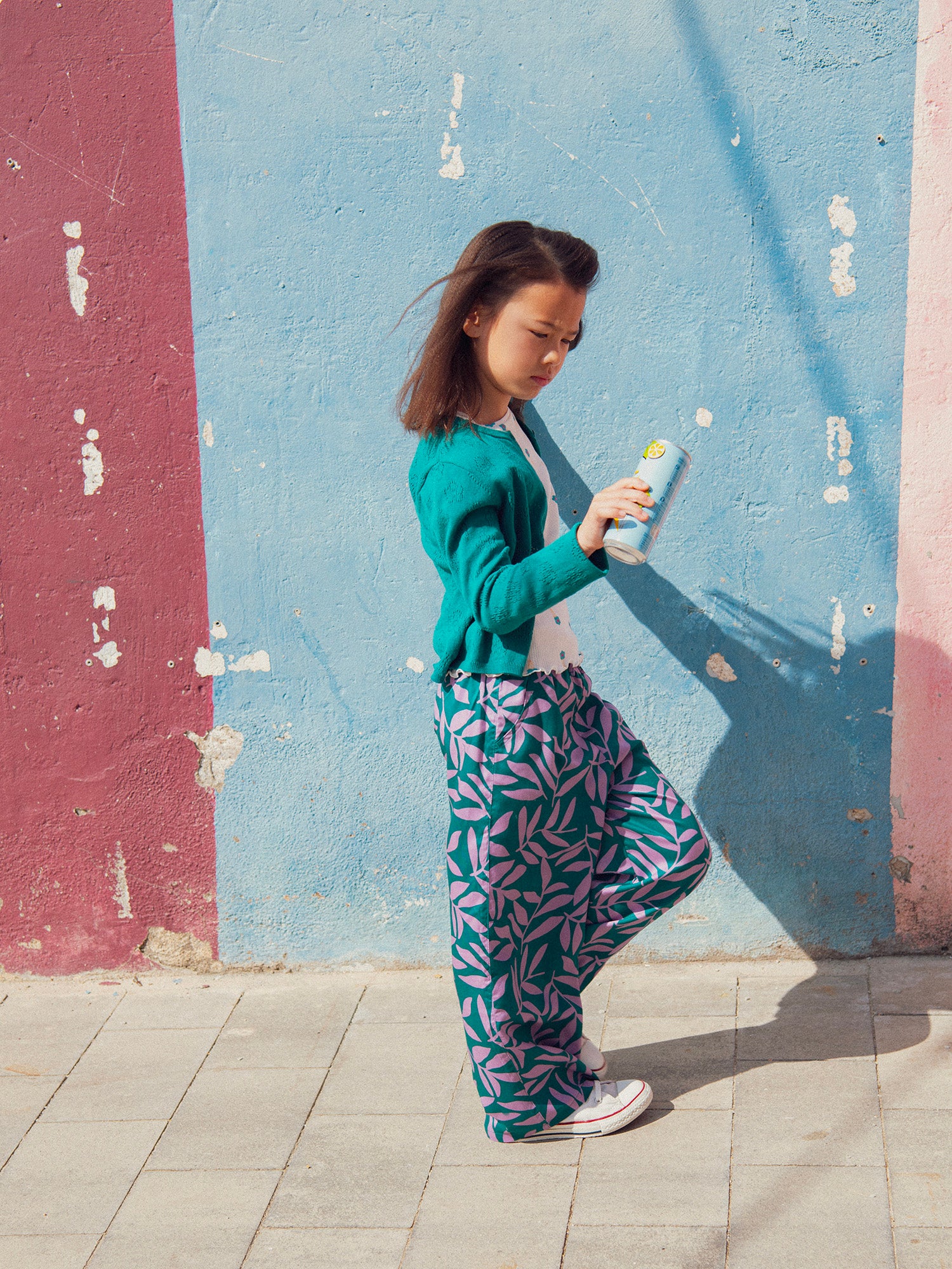 Pantalón verde con estampado de hojas para niñas