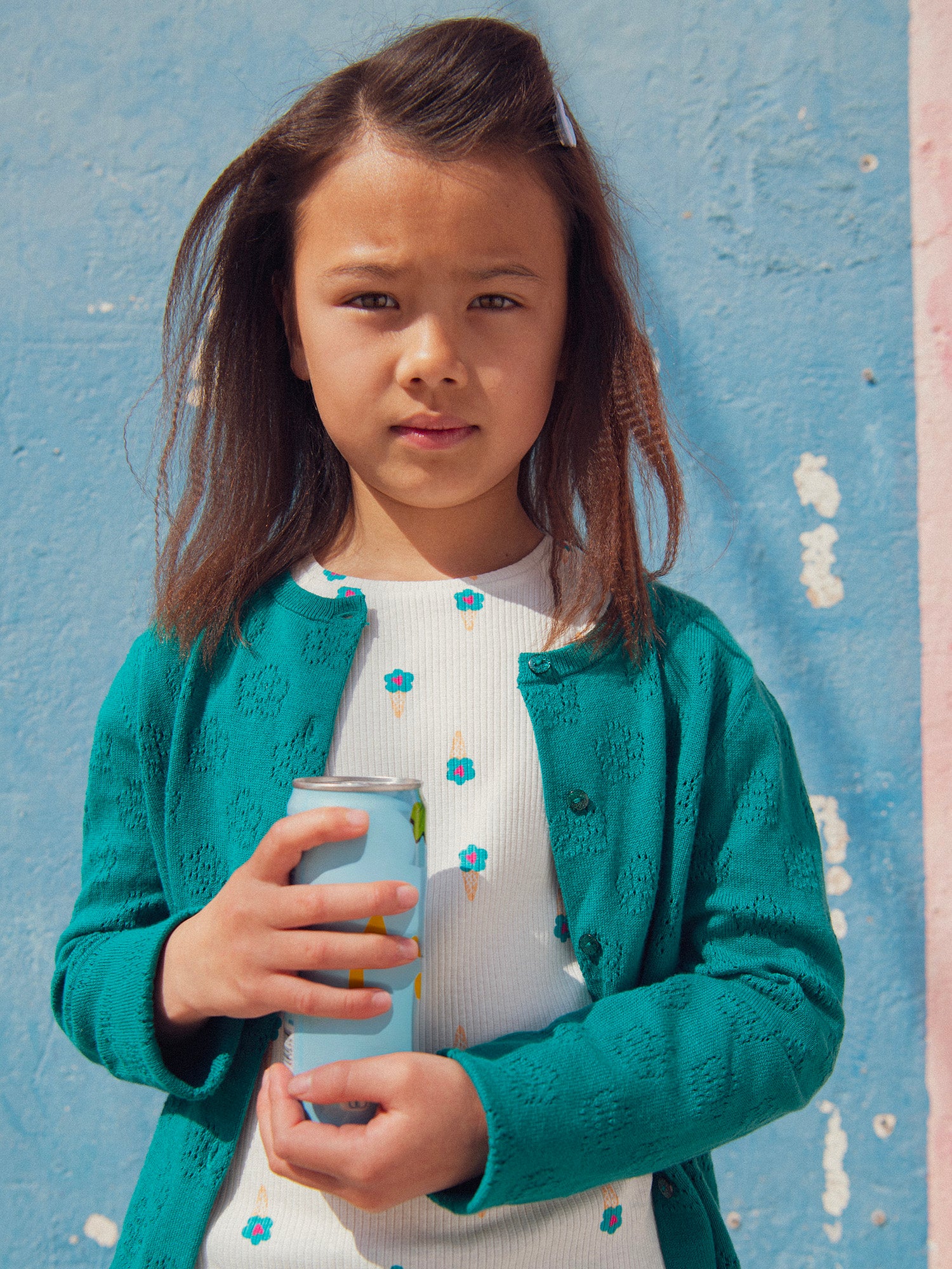 Cardigan verde de punto con flores para niña