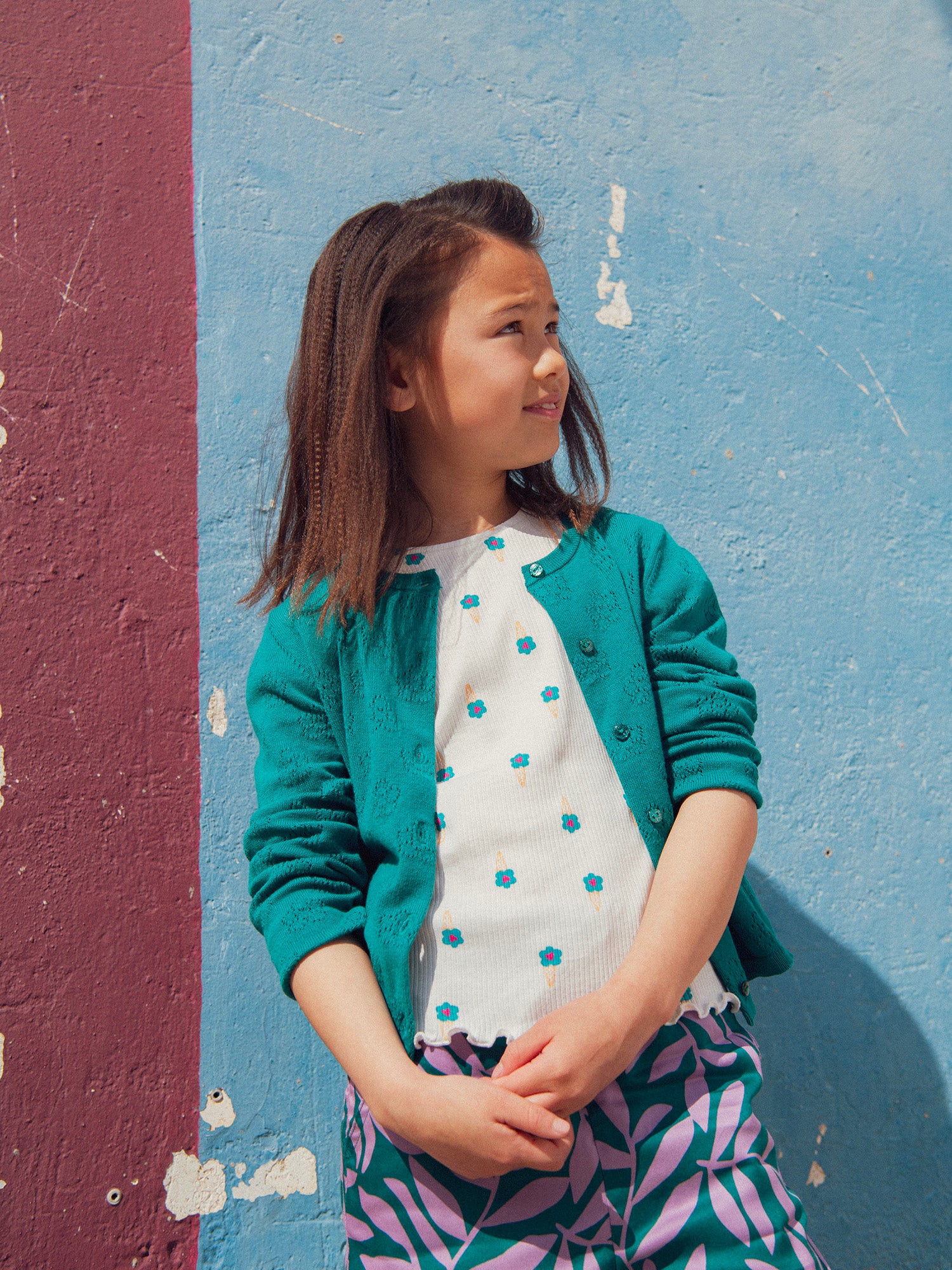 Cardigan verde de punto con flores para niña