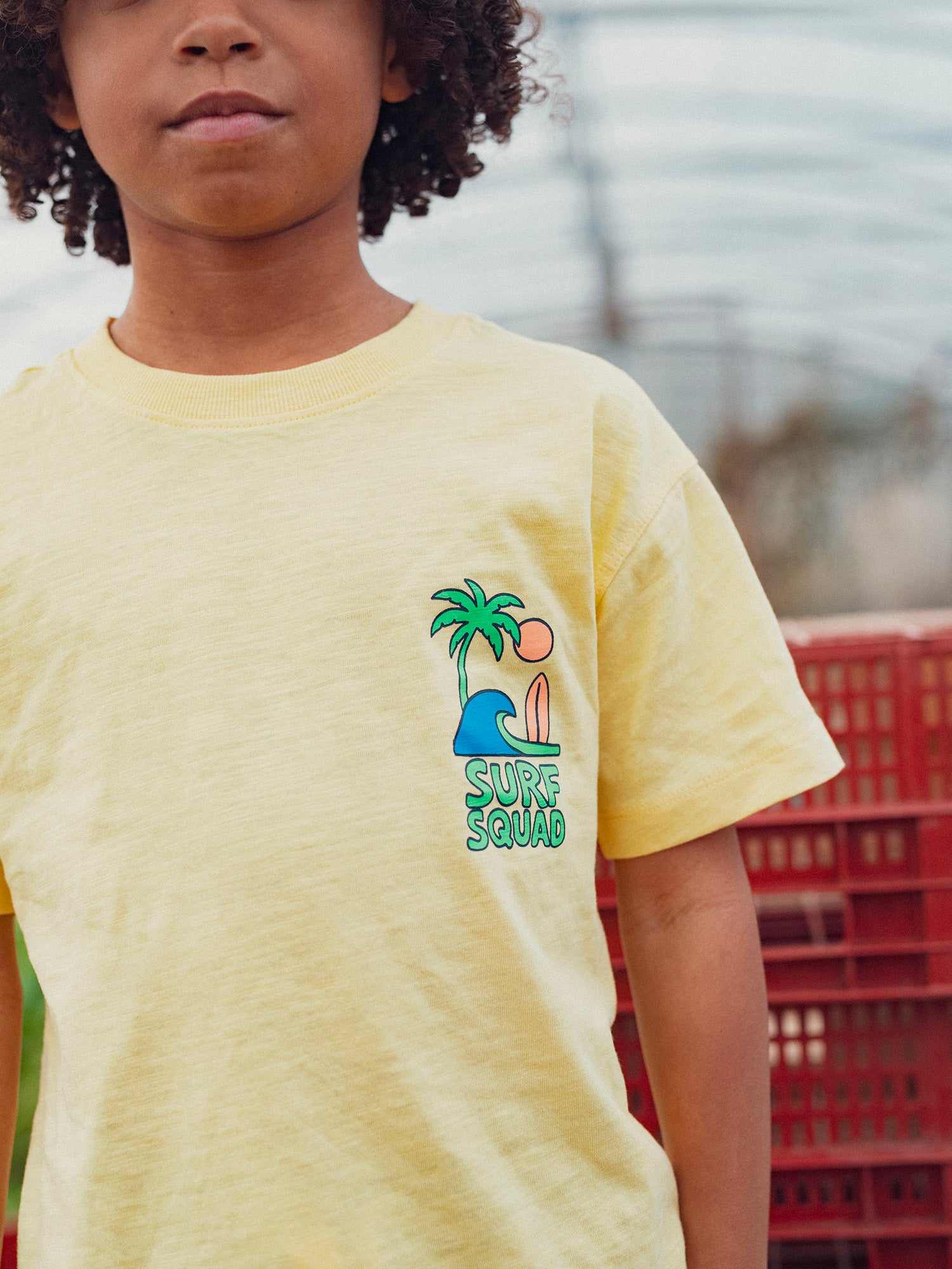 Camiseta amarilla de manga corta con animación de surf para niños