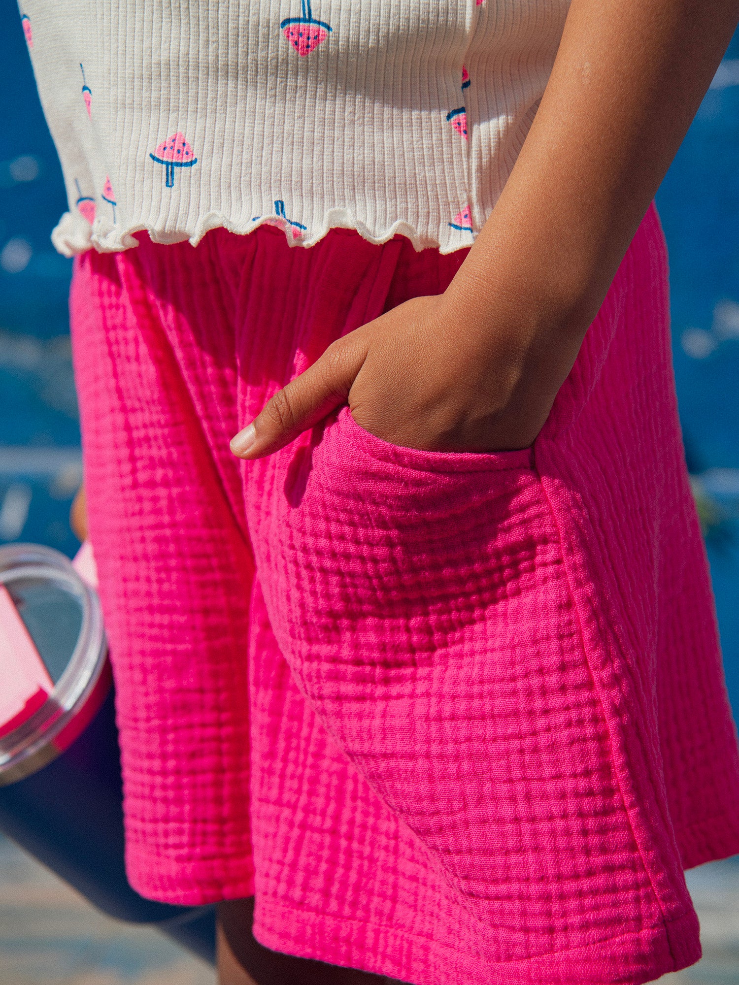 Short rosa con bolsillos para niña