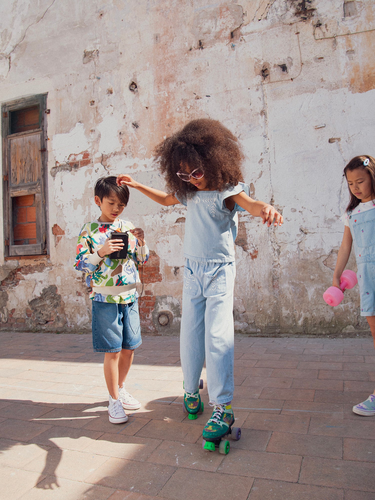 Pantalón azul con bordados florales para niña