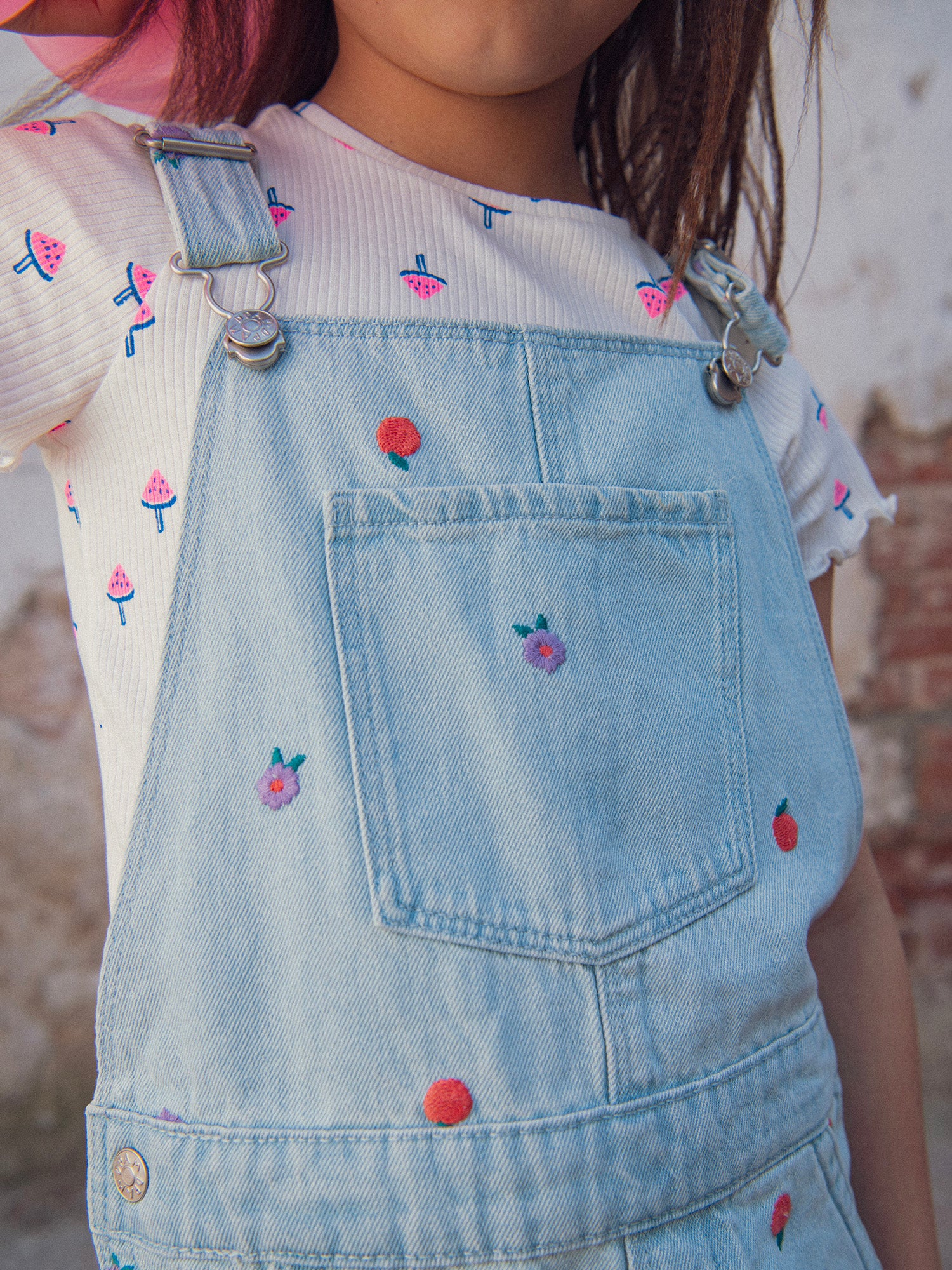 Mono de mezclilla bordado para niñas