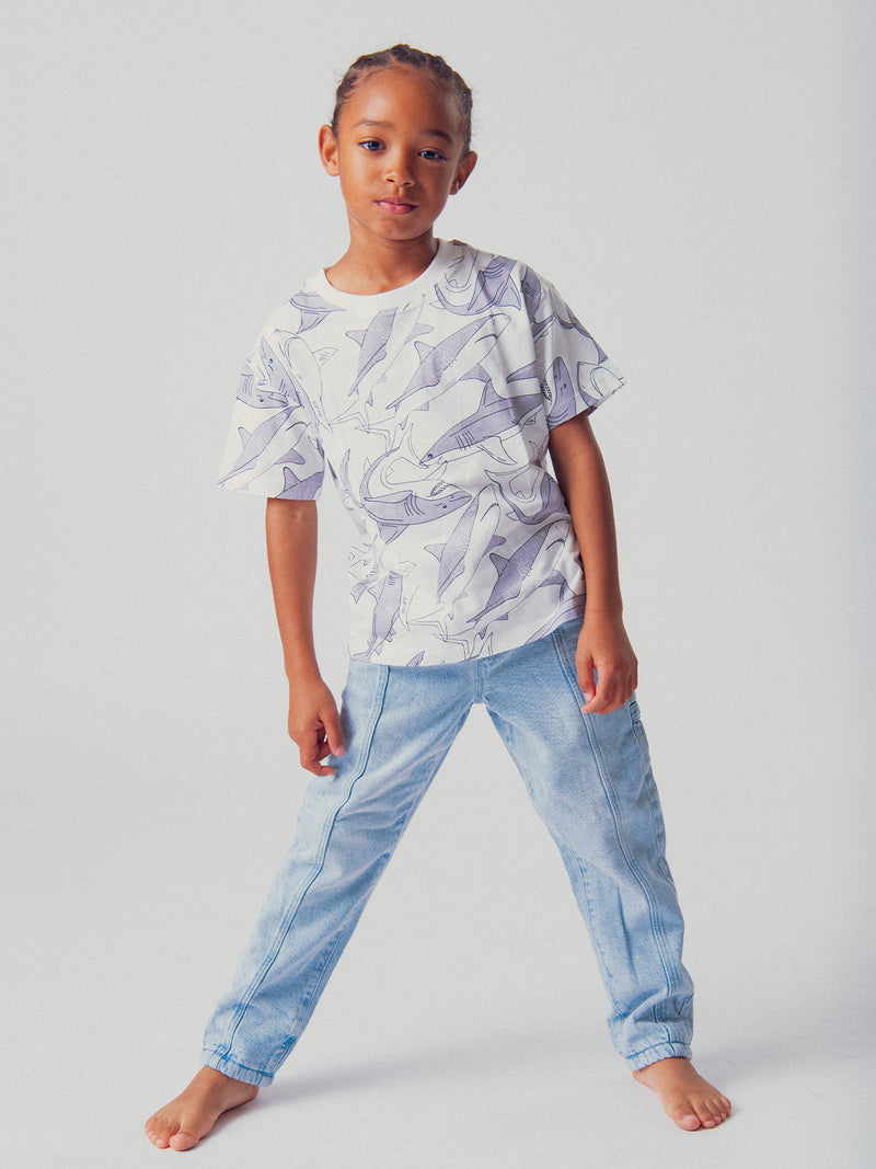 Camiseta ecru de mangas cortas con imprimido de tiburones para niños
