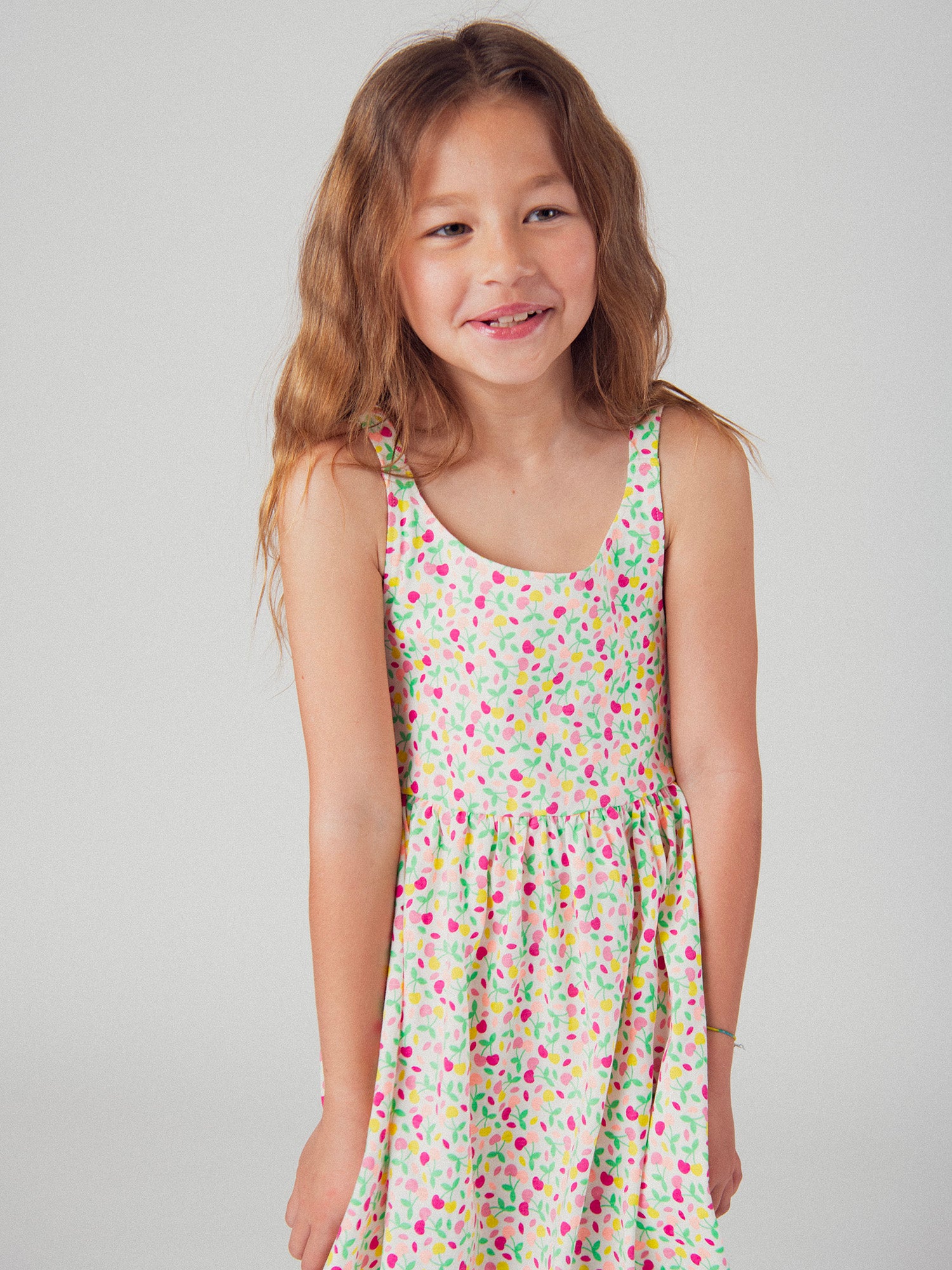 Robe à bretelles imprimé cerises colorées pour fille
