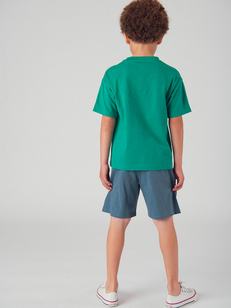 Conjunto de camiseta verde y pantalones cortos azul oscuro con animación para niños