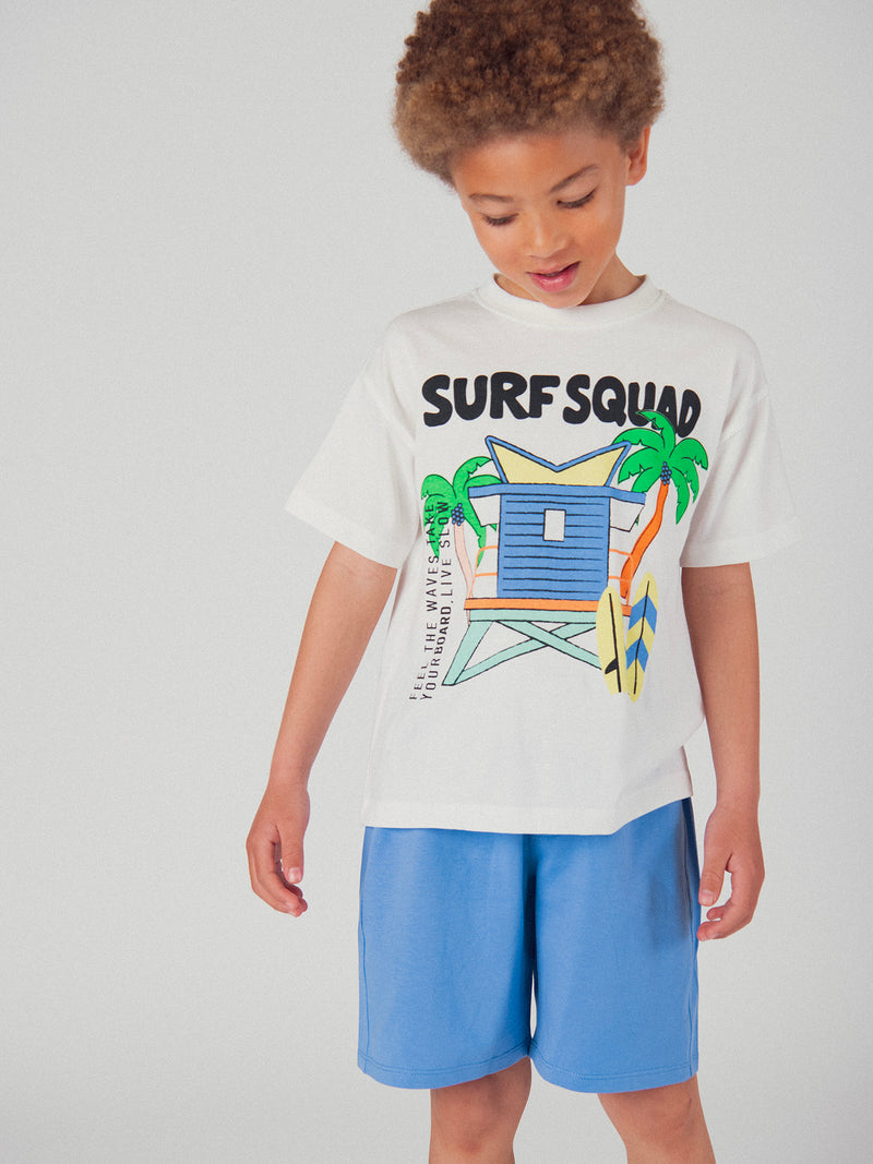 Conjunto de camiseta écru y pantalones cortos azules con animación para niño