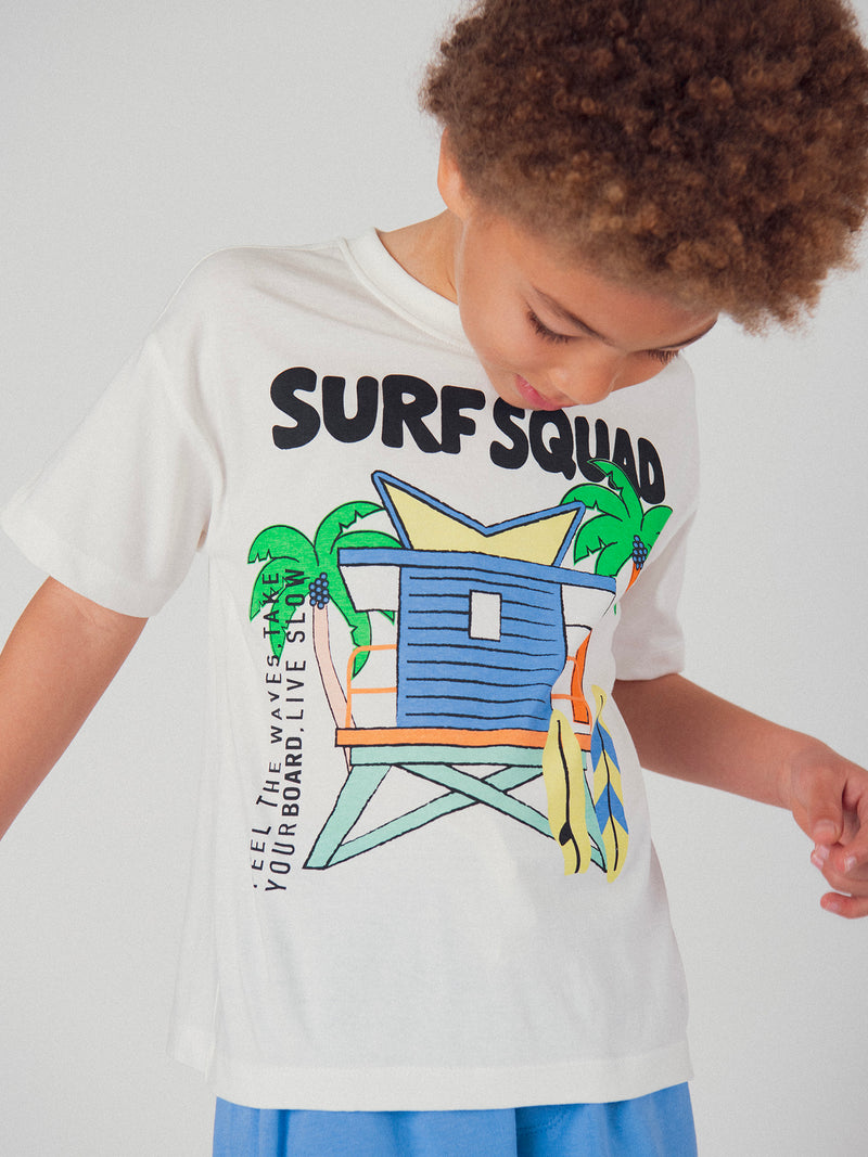 Conjunto de camiseta écru y pantalones cortos azules con animación para niño
