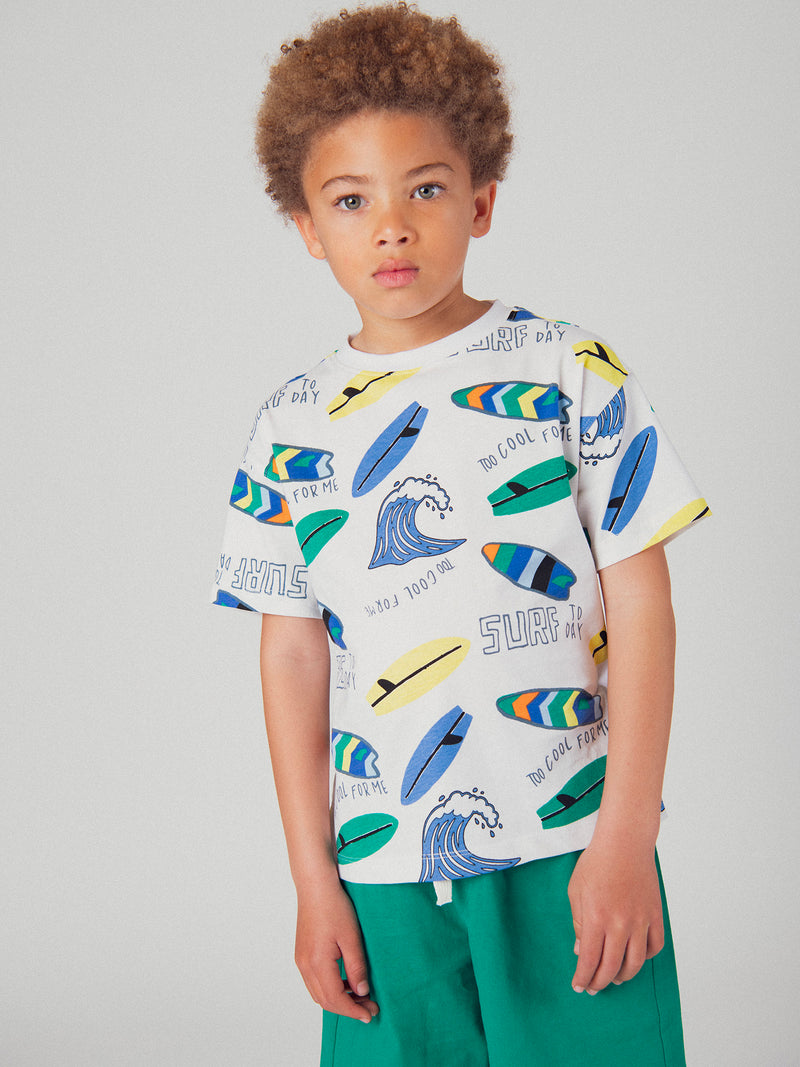 Conjunto de camiseta blanca y pantalones cortos verdes con estampado para niños